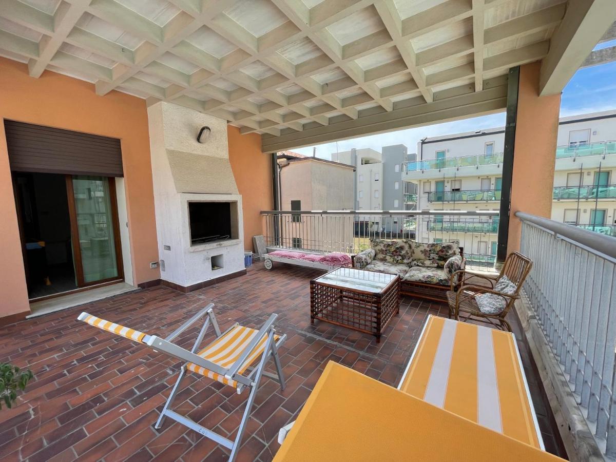 Seafront Lovely Penthouse Flat With Pool Appartamento *
